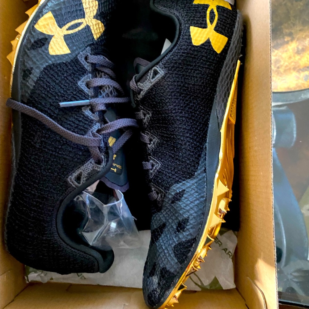 MENS/WOMENS BLACK AND GOLD UNDER ARMOUR HOVR SMOKE RIDER SHOES SIZE 6M/ 7.5W